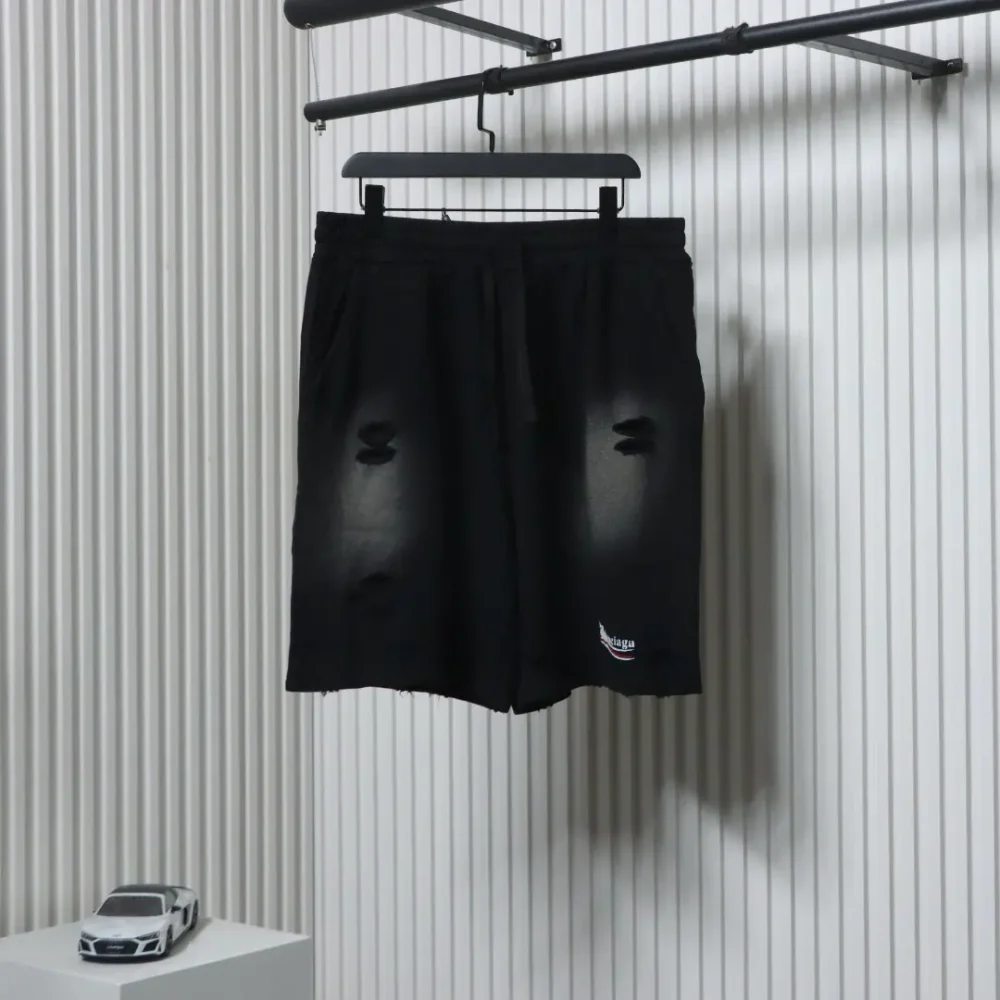 Balenciaga Flauschige Cola-Shorts im Used-Look mit Rissen