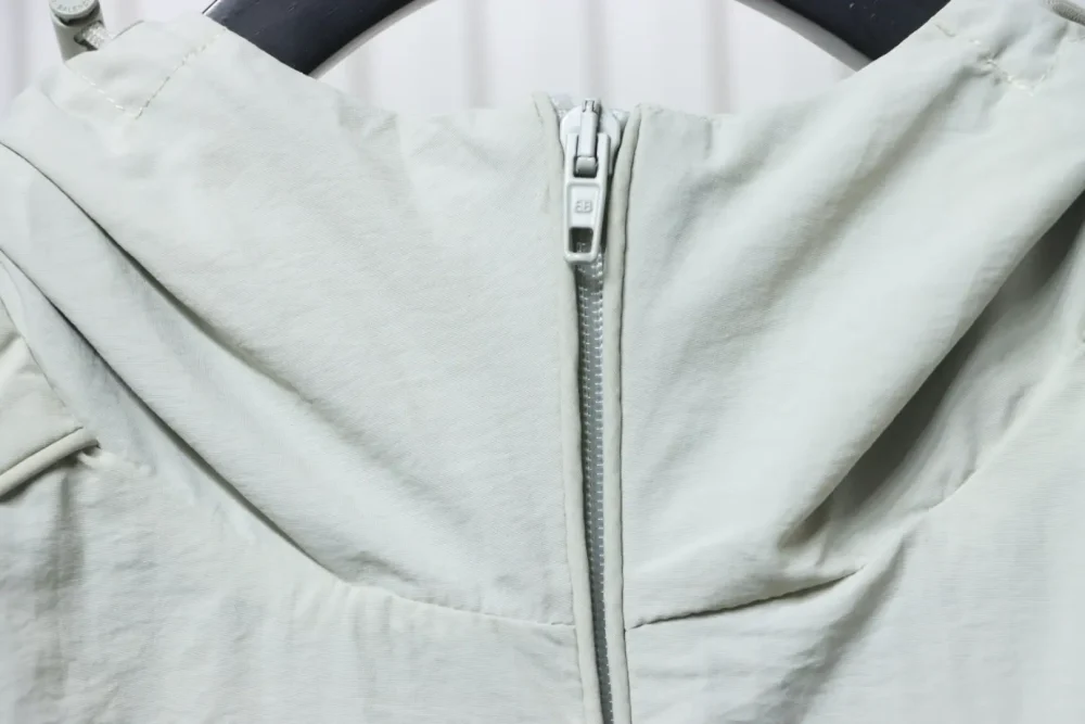 Balenciaga Kapuzenjacke mit Reißverschluss und Buchstabenstickerei – Bild 7