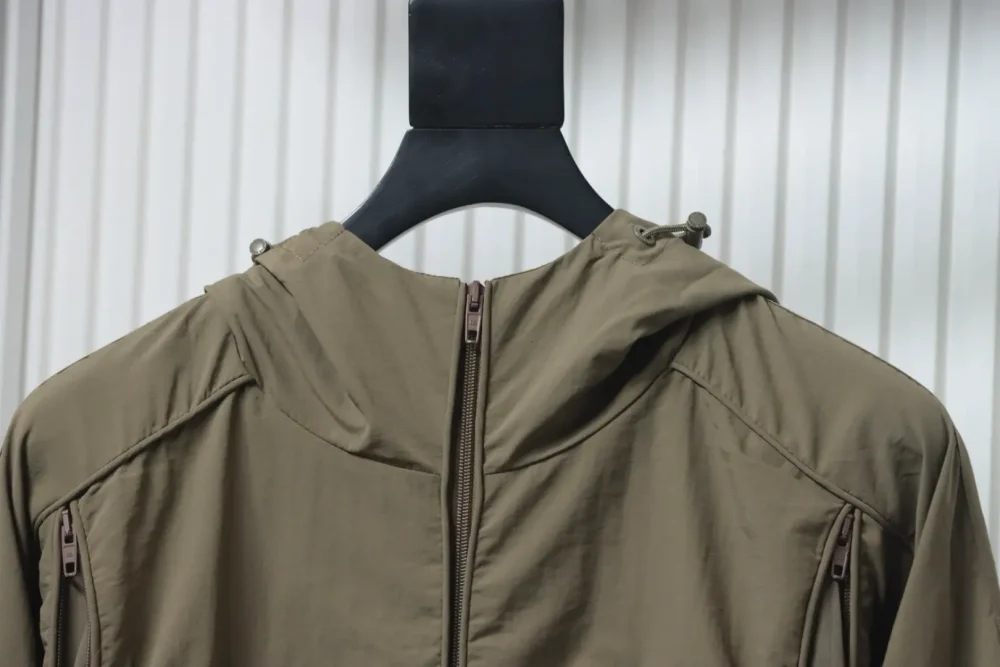 Balenciaga Kapuzenjacke mit Reißverschluss und Buchstabenstickerei – Bild 23