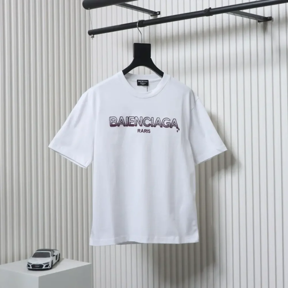 Balenciaga Kurze Ärmel mit aufgestickten Buchstaben im Farbverlauf
