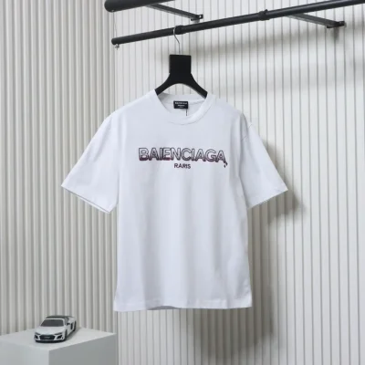 Balenciaga Kurze Ärmel mit aufgestickten Buchstaben im Farbverlauf