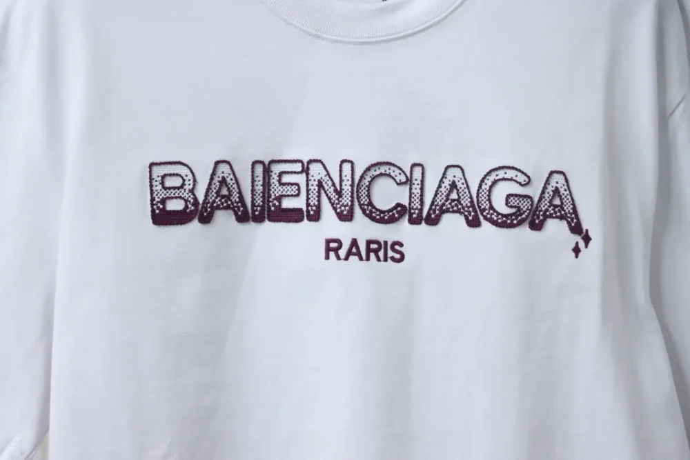 Balenciaga Kurze Ärmel mit aufgestickten Buchstaben im Farbverlauf – Bild 4