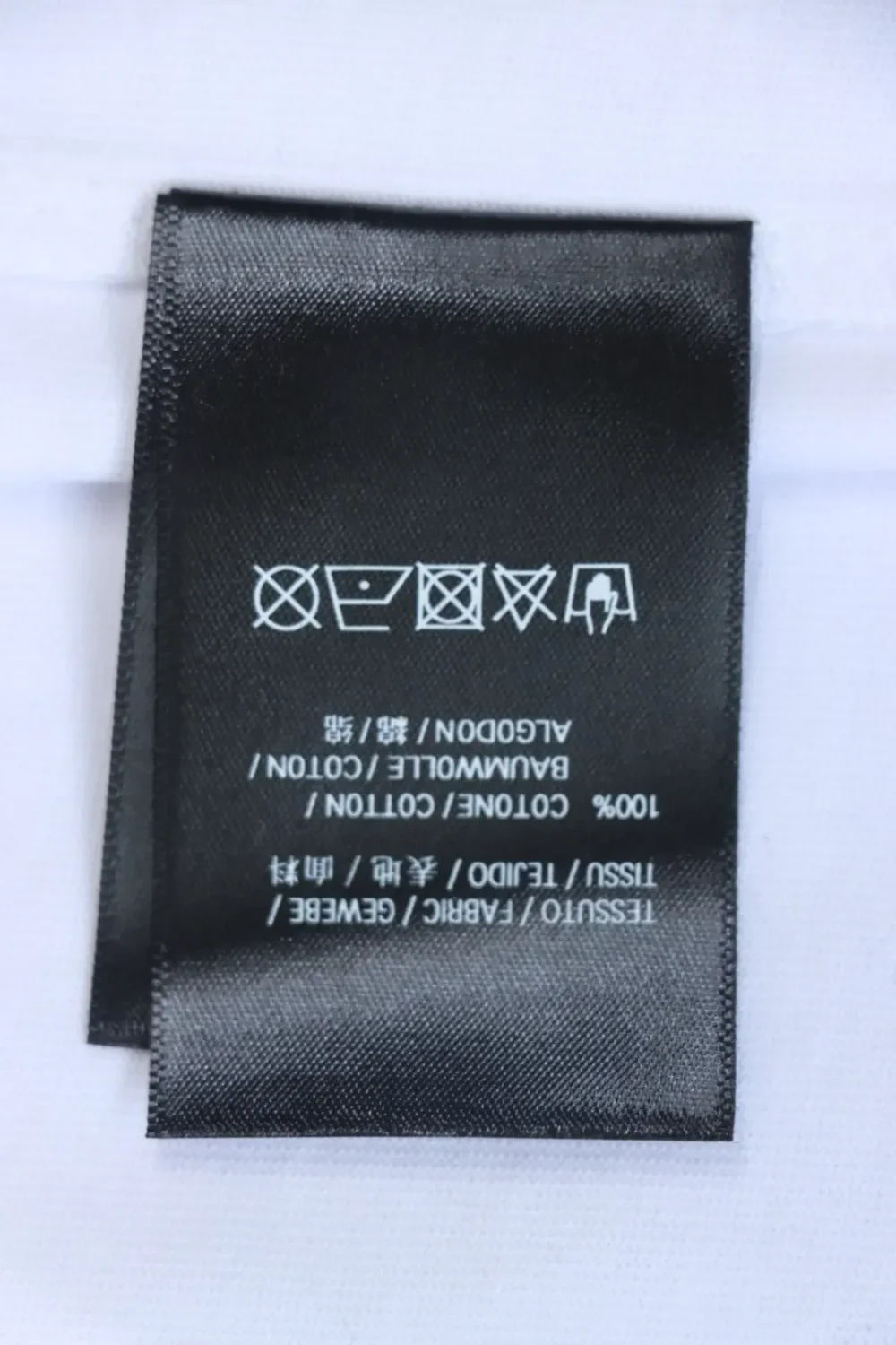 Balenciaga Kurze Ärmel mit aufgestickten Buchstaben im Farbverlauf – Bild 10