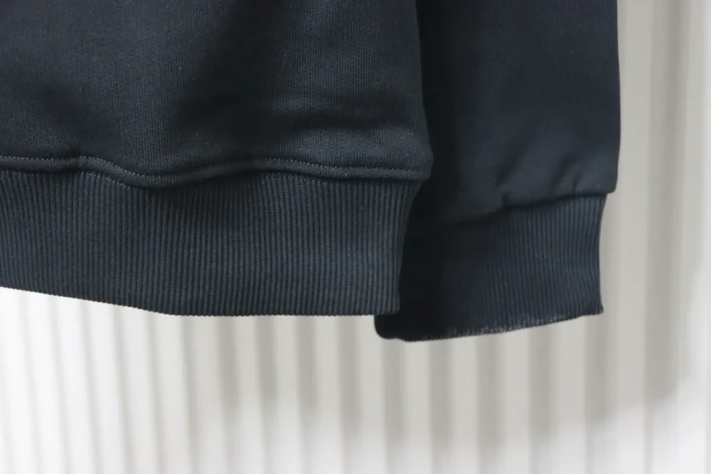 Baumwoll-Sweatshirt für Paare mit antikem Lederpatch mittleren Alters – Bild 12