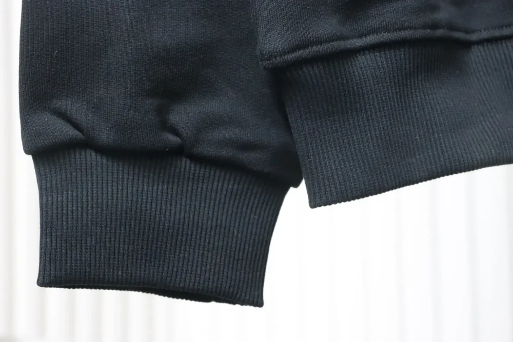 Baumwoll-Sweatshirt für Paare mit antikem Lederpatch mittleren Alters – Bild 11