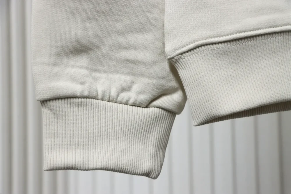 Baumwoll-Sweatshirt für Paare mit antikem Lederpatch mittleren Alters – Bild 5