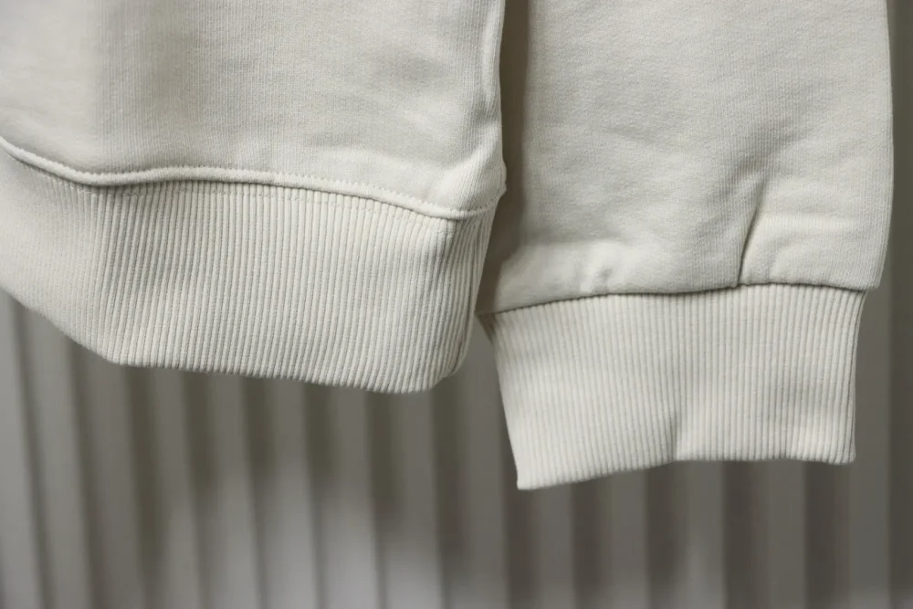 Baumwoll-Sweatshirt für Paare mit antikem Lederpatch mittleren Alters – Bild 6