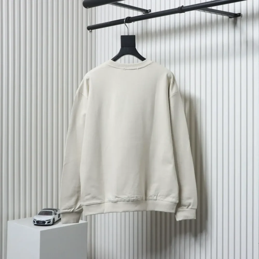 Baumwoll-Sweatshirt für Paare mit antikem Lederpatch mittleren Alters – Bild 2