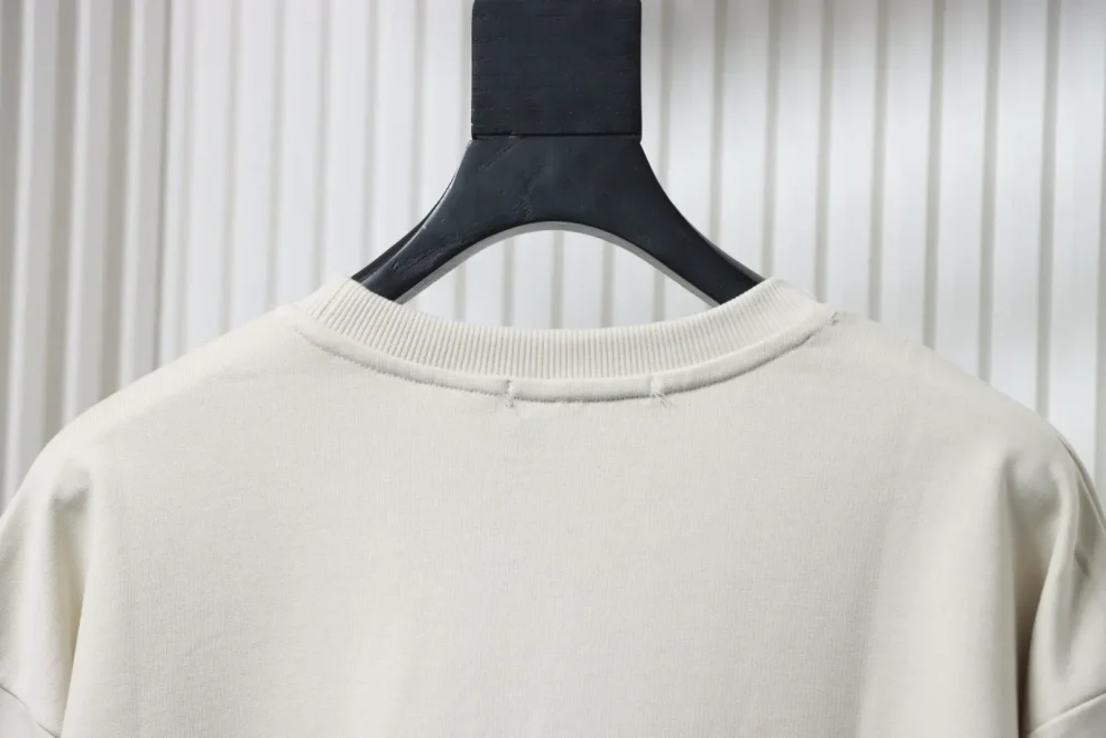 Baumwoll-Sweatshirt für Paare mit antikem Lederpatch mittleren Alters – Bild 4