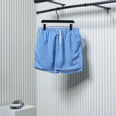 Blau gestreifte Shorts mit dunklem Monogramm