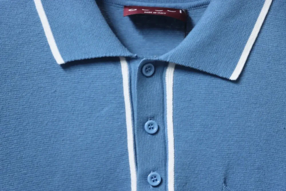 Blaues Poloshirt mit Jacquard-Strick und Tasche – Bild 3