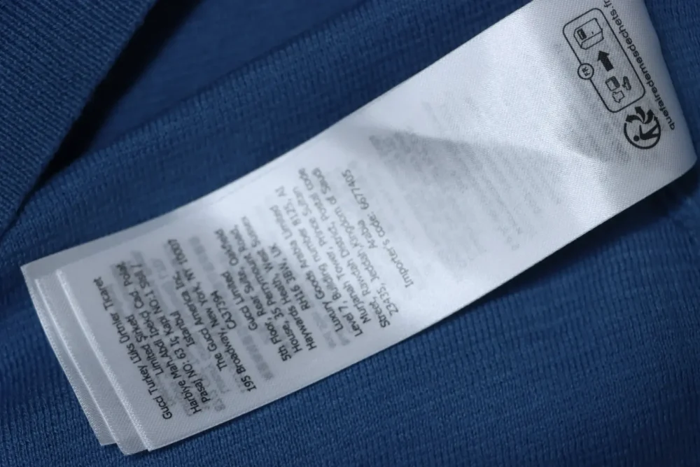 Blaues Poloshirt mit Jacquard-Strick und Tasche – Bild 9