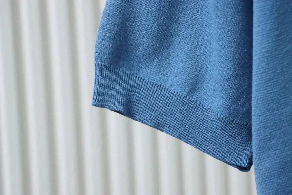 Blaues Poloshirt mit Jacquard-Strick und Tasche – Bild 8