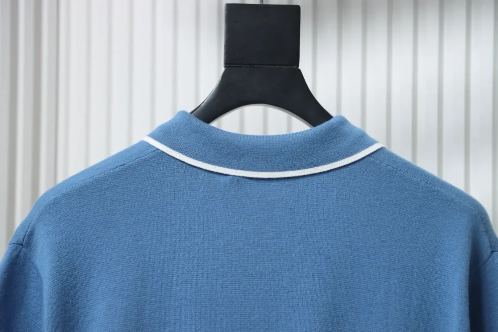 Blaues Poloshirt mit Jacquard-Strick und Tasche – Bild 4