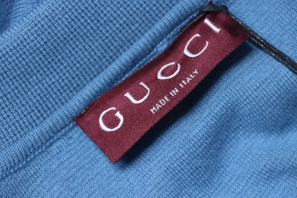 Blaues Poloshirt mit Jacquard-Strick und Tasche – Bild 12