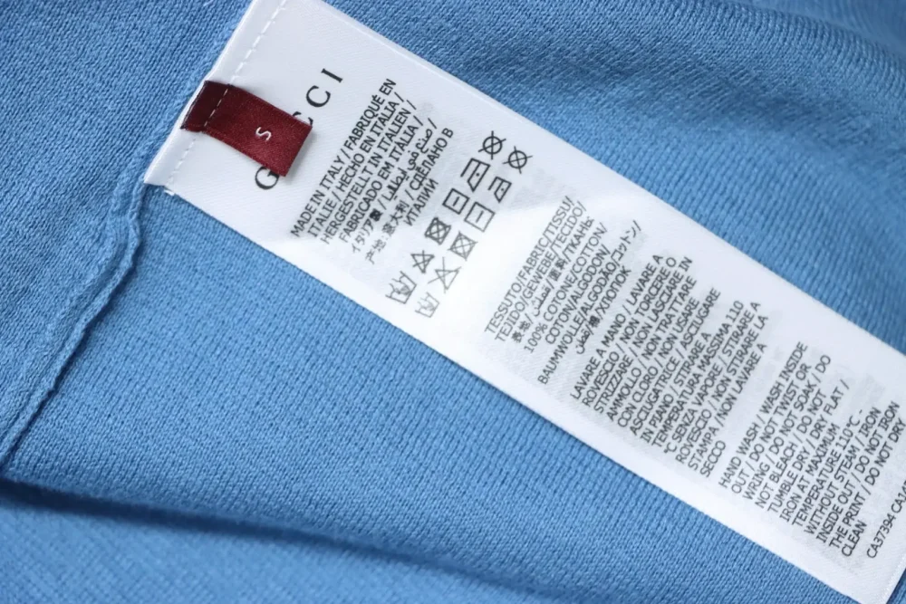Blaues Poloshirt mit Jacquard-Strick und Tasche – Bild 11