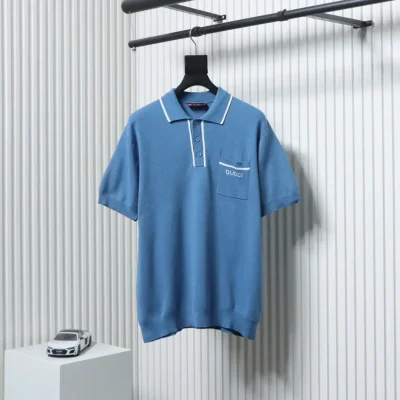 Blaues Poloshirt mit Jacquard-Strick und Tasche
