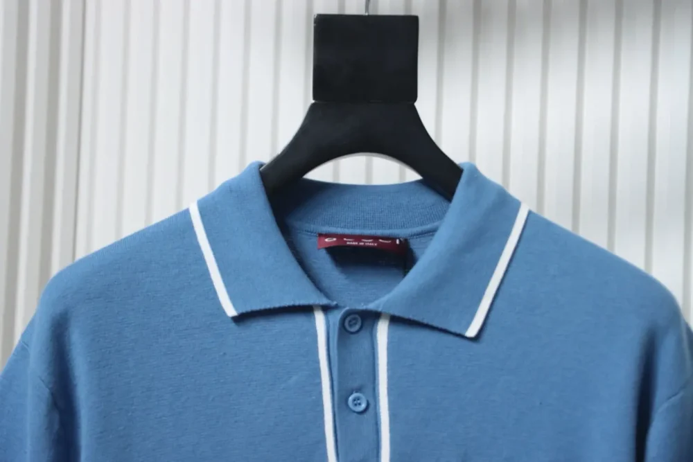 Blaues Poloshirt mit Jacquard-Strick und Tasche – Bild 5