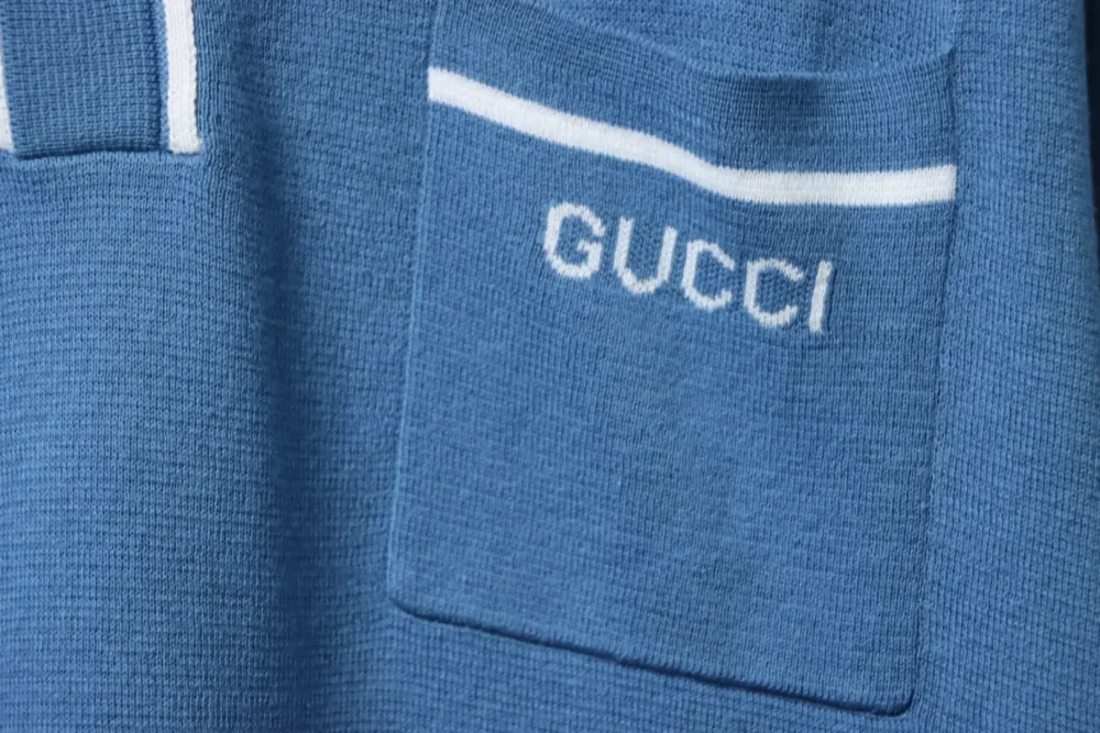 Blaues Poloshirt mit Jacquard-Strick und Tasche – Bild 6