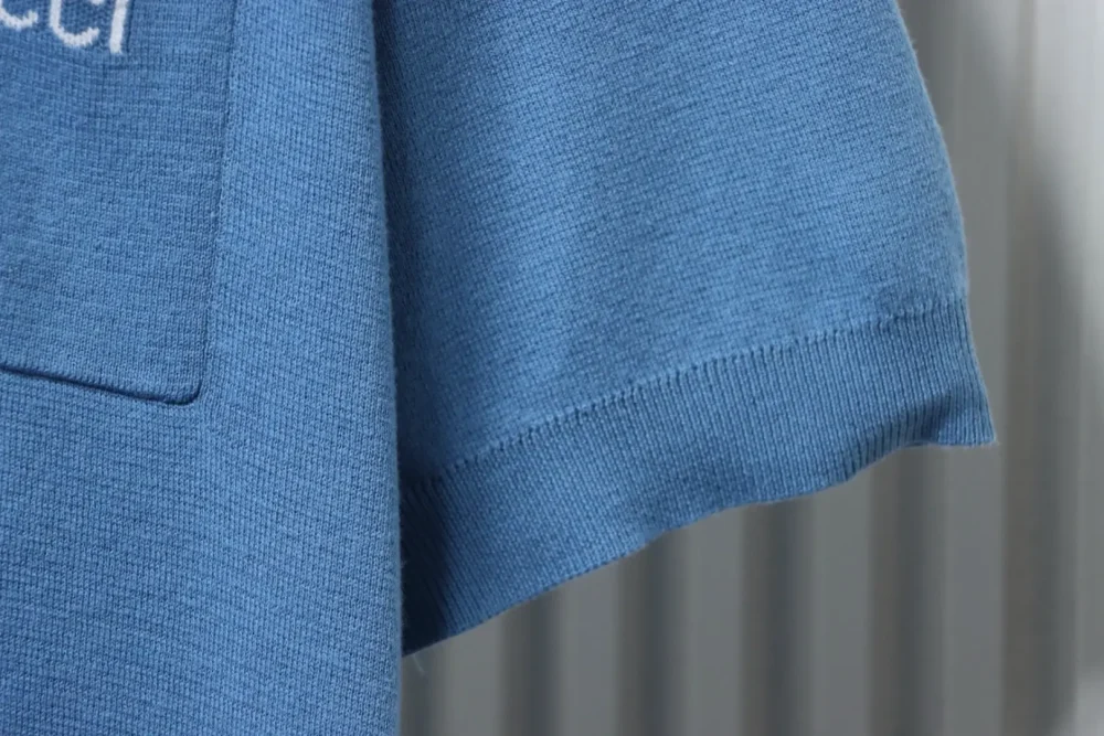 Blaues Poloshirt mit Jacquard-Strick und Tasche – Bild 7