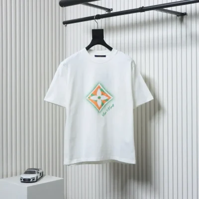 Buntes T-Shirt mit kurzen Ärmeln und Punkten