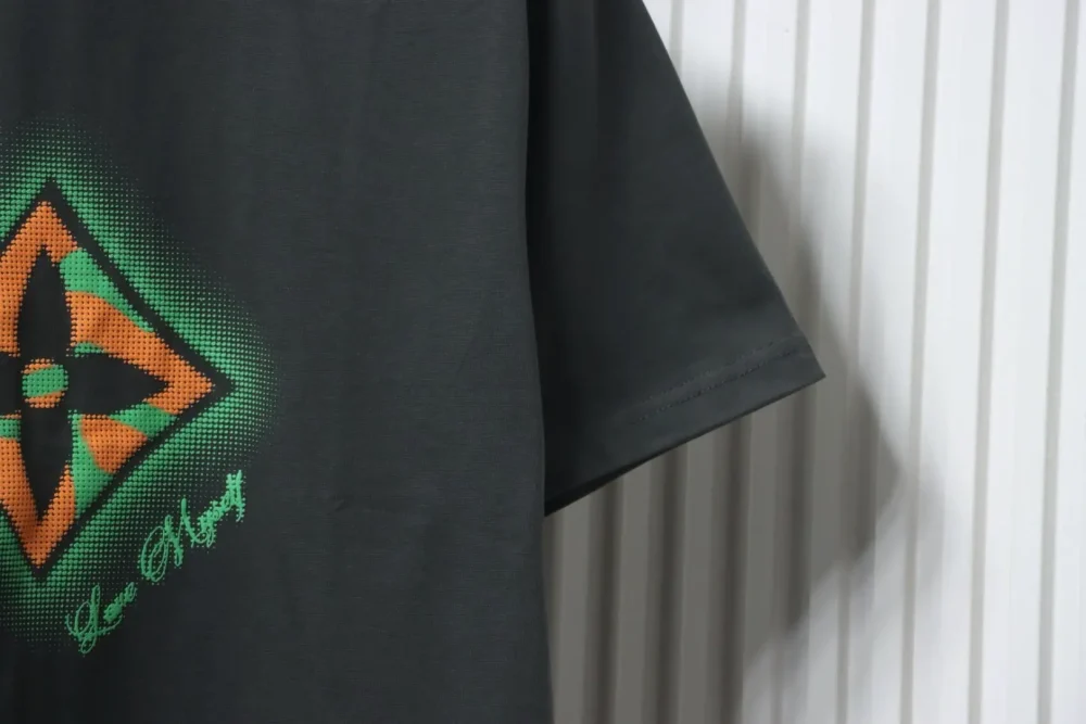 Buntes T-Shirt mit kurzen Ärmeln und Punkten – Bild 15