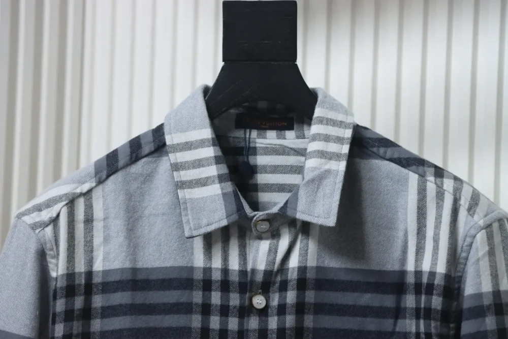 Flanellhemdjacke mit kariertem Buchstabenmuster – Bild 3