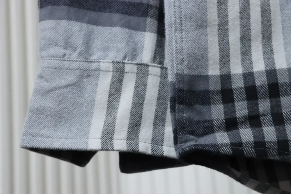 Flanellhemdjacke mit kariertem Buchstabenmuster – Bild 6
