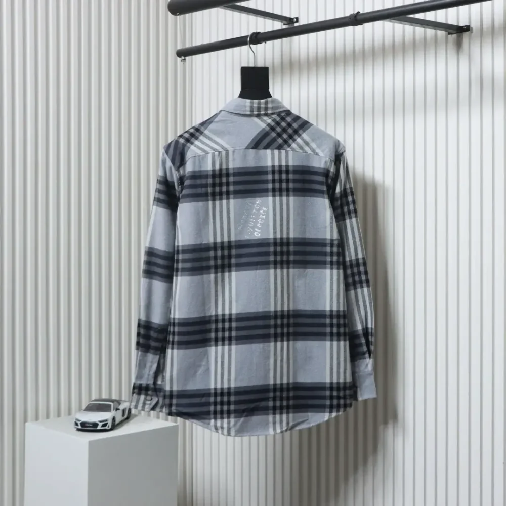 Flanellhemdjacke mit kariertem Buchstabenmuster – Bild 2