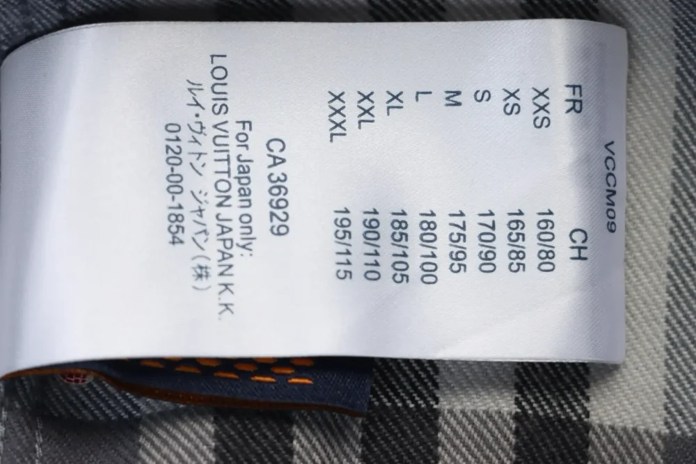 Flanellhemdjacke mit kariertem Buchstabenmuster – Bild 12