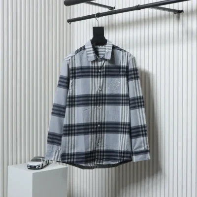 Flanellhemdjacke mit kariertem Buchstabenmuster