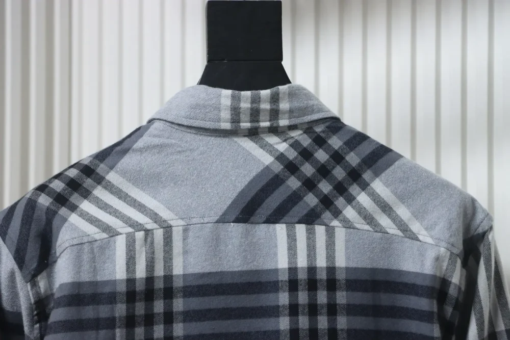 Flanellhemdjacke mit kariertem Buchstabenmuster – Bild 4