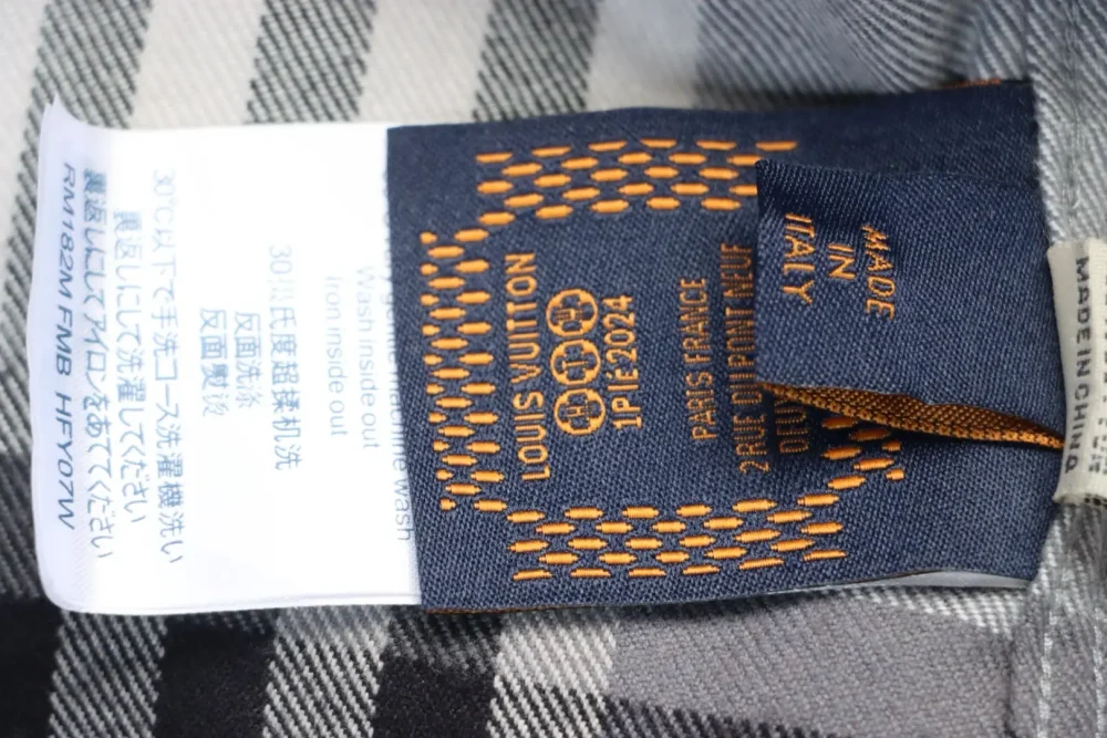Flanellhemdjacke mit kariertem Buchstabenmuster – Bild 9