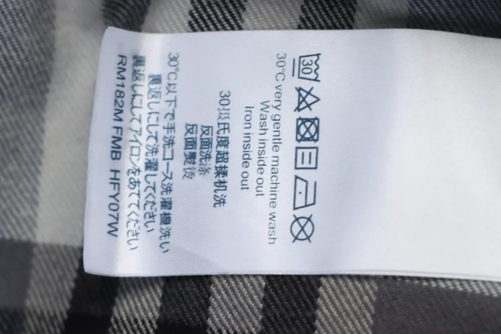 Flanellhemdjacke mit kariertem Buchstabenmuster – Bild 11