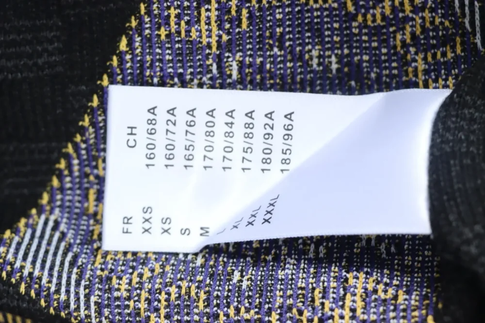 Gepäckanhänger mit Schachbrettmuster, Jacquard-Strick, kurze Ärmel – Bild 12