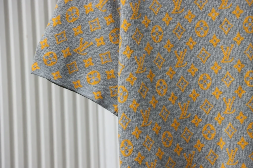 Gestricktes Kurzarm-T-Shirt mit durchgehendem Monogramm-Logo – Bild 7