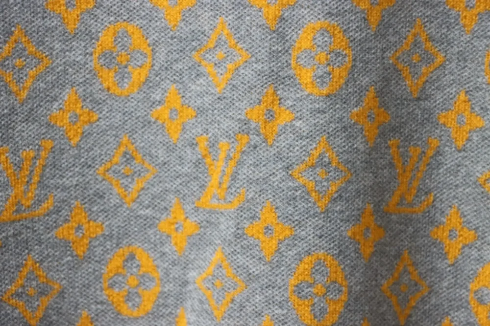 Gestricktes Kurzarm-T-Shirt mit durchgehendem Monogramm-Logo – Bild 6
