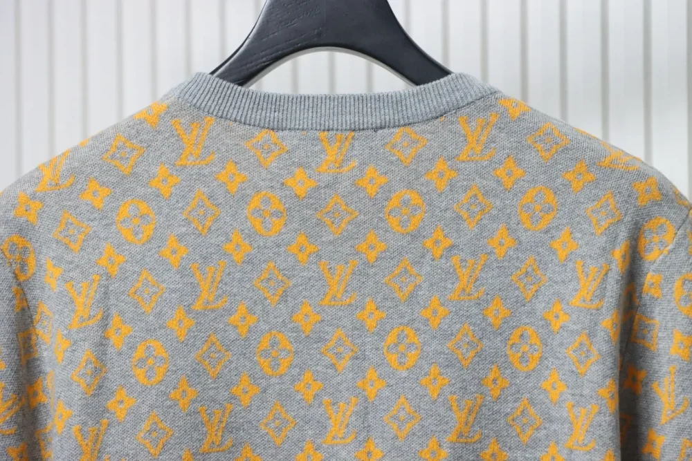 Gestricktes Kurzarm-T-Shirt mit durchgehendem Monogramm-Logo – Bild 4