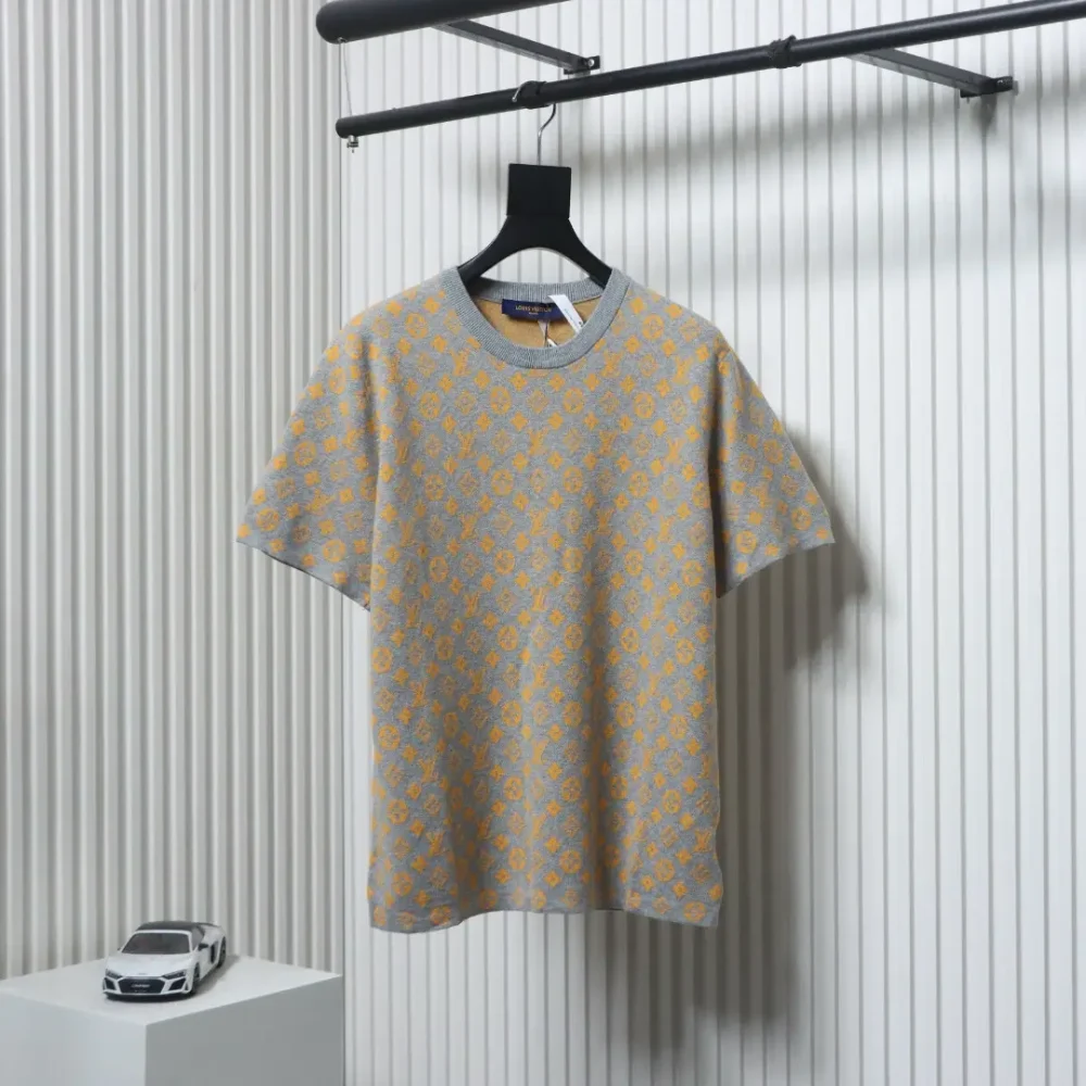 Gestricktes Kurzarm-T-Shirt mit durchgehendem Monogramm-Logo
