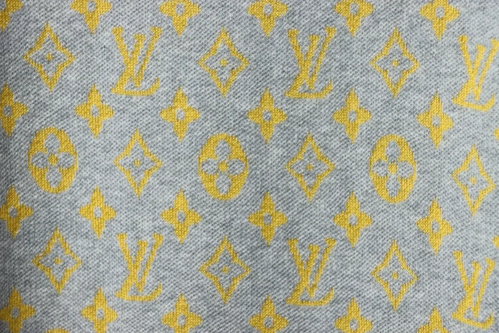 Gestricktes Kurzarm-T-Shirt mit durchgehendem Monogramm-Logo – Bild 15