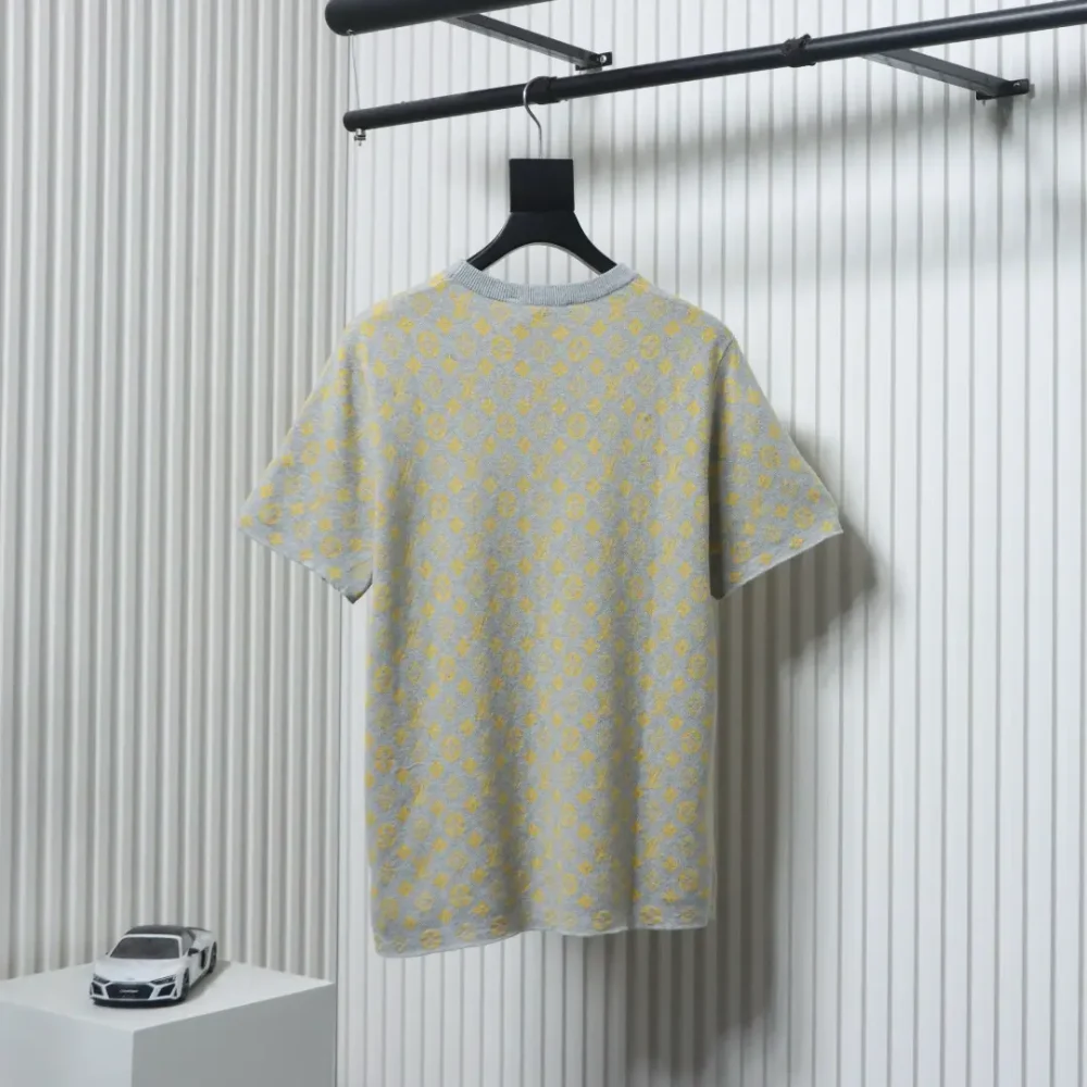Gestricktes Kurzarm-T-Shirt mit durchgehendem Monogramm-Logo – Bild 14