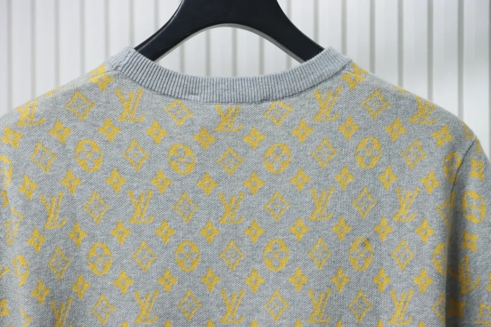 Gestricktes Kurzarm-T-Shirt mit durchgehendem Monogramm-Logo – Bild 19