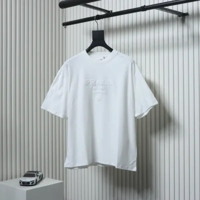 Handtuch mit dunklem Muster und aufgesticktem Logo, kurze Ärmel