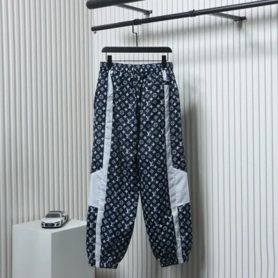 Hose in Kontrastfarbe mit Monogramm-Print