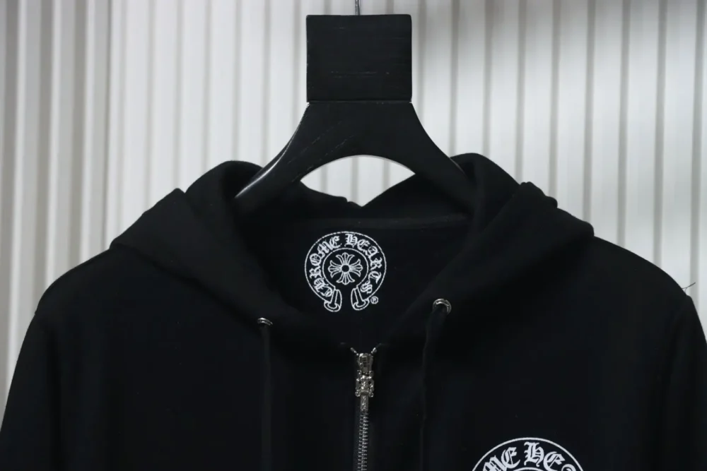 Jacke mit Reißverschluss und Sanskrit-Aufdruck an den Bündchen – Bild 6