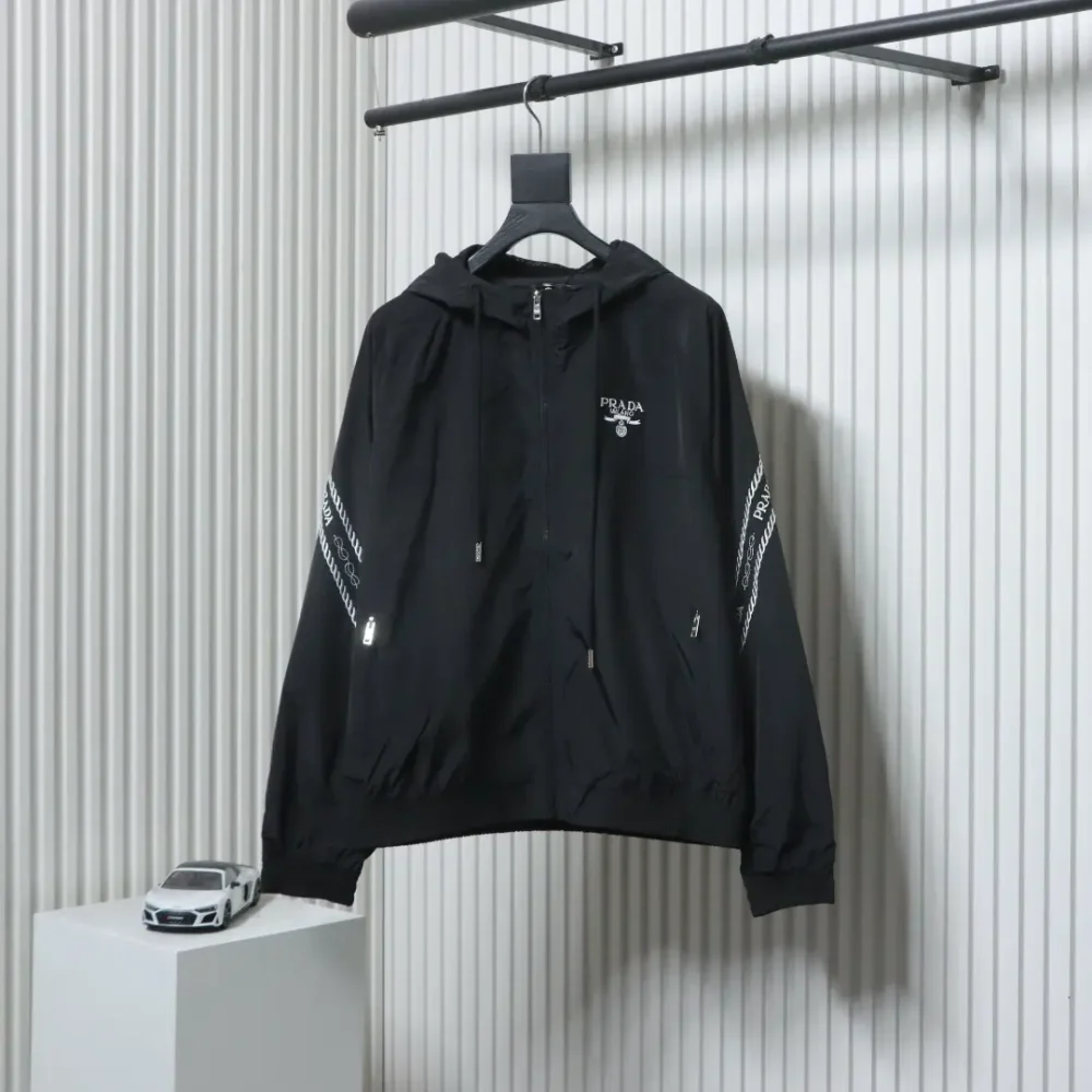Jacke mit Reißverschluss und kleinem gesticktem Logo