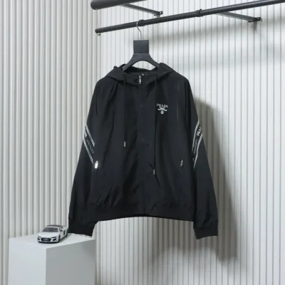 Jacke mit Reißverschluss und kleinem gesticktem Logo