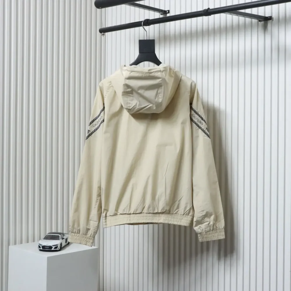 Jacke mit Reißverschluss und kleinem gesticktem Logo – Bild 12