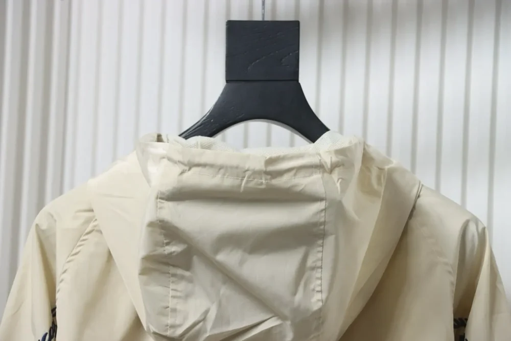 Jacke mit Reißverschluss und kleinem gesticktem Logo – Bild 14