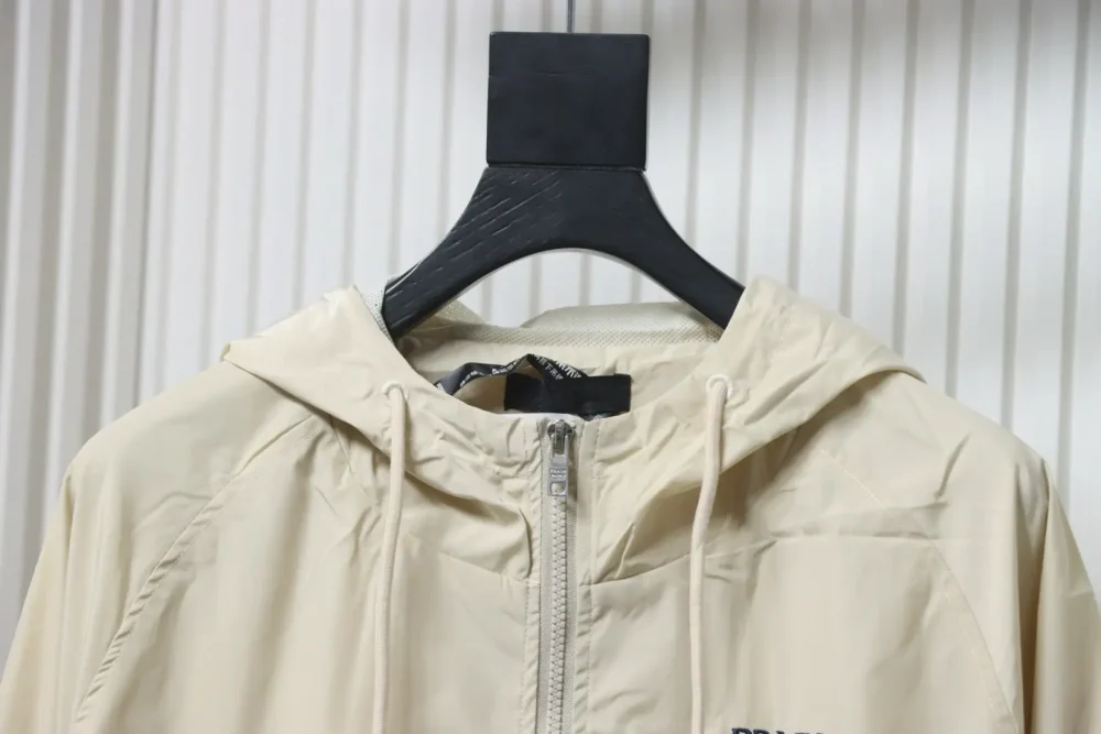 Jacke mit Reißverschluss und kleinem gesticktem Logo – Bild 13